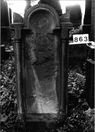 Grabstein 863 (Index: 99802463) Material: Sandstein Zustand: völlig verwittert Maße HxBxT: 167x63x22 cm Beschreibung: Sockel, Stele mit verdacht. eingezog. Rundbogen, Seitenakroterien, zwei Halbsäulen: Grabstein 863