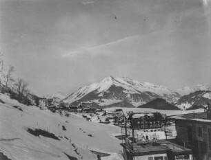 Stadt im Gebirge : Panoramablick auf eine schneebedeckte Stadt in einem Gebirge