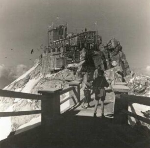 Oberbayern. Zugspitze. Gipfel. Münchner Haus mit Wetterwarte