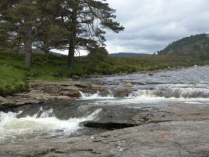 Landschaftsschutzgebiet : Wildwasser River Dee im schottischen Hochland bei Breamar, Lachsgründe. Aufgenommen im Juni 2005. Foto Uwe Gerig