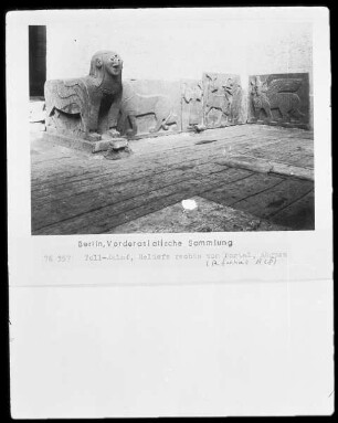 Tierreliefs (rechts vom Portal, Abguss)
