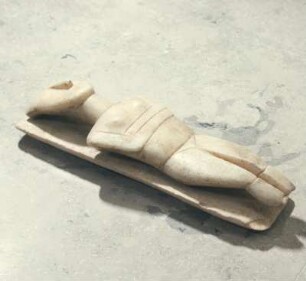 Kykladisches Idol, liegend : Karlsruhe, Badisches Landesmuseum. Idol von Naxos (1860 erworben), frühkykladisch II. Mittlere Spedos-Art, Länge 17,2 cm. Längliche Schale, mittelkykladisch
