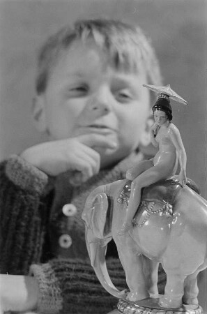 Porträt eines Jungen ( Lothar) mit einer Porzellanfigur