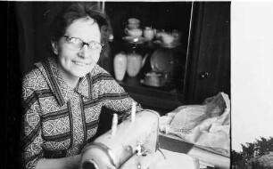 Luise Walldorf (1910 - 1984), Mutter von Botho Walldorf, an elektrischer Nähmaschine, gekauft 1955