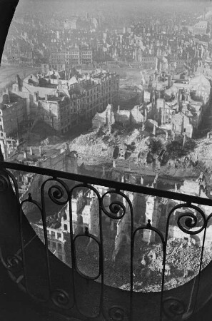 Dresden, Kreuzkirche. Blick auf das zerstörte Dresden und die Ruine der Kreuzschule, nach 1945