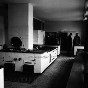 Reinfeld: am Schwarzen Teich [später Kaliskaweg]: Besichtigung durch SPD-Fraktion des Schleswig-Holsteinischen Landtags: Innenaufnahme: Küche: Teilnehmer bei Rundgang, 2. September 1965