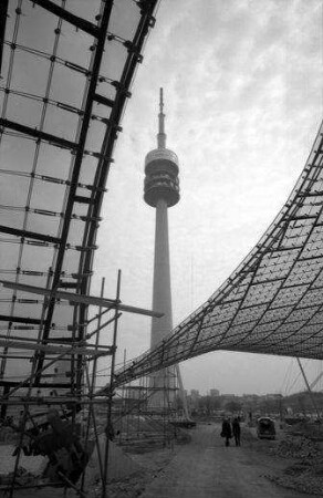 München: Durchblicke auf Fernsehturm [mit Olympiastadion]