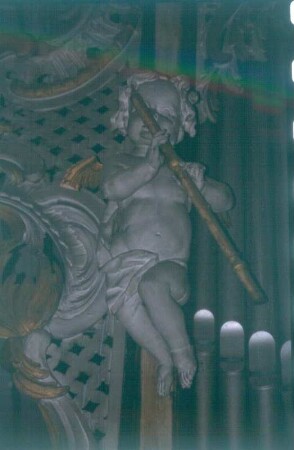 Orgel von Gottlieb Scholtze (1754). Detail: Fagott blasender Engelsputto. Havelberg, Stadtkirche St. Laurentius