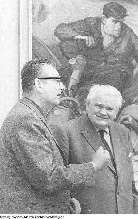Paul Michaelis, Kunstmaler und Hochschullehrer in Dresden, während seiner Arbeit und im Gespräch mit dem Generaldirektor der Dresdner Museen, Max Seydewitz, 1962