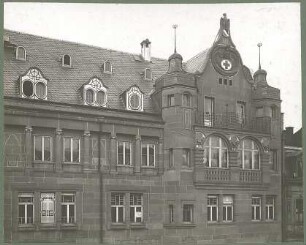 Billing, Hermann; Karlsruhe (Baden-Württemberg), Kaiserstr. 201; Haus Ströbe, Hofapotheke - Fassade, Giebelfassade, Dach, (Teilansicht)