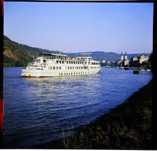 Rüdesheim: Ankunft M.S. Prinses Margriet, Heck des Schiffes mit Blick auf Rüdesheim