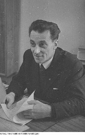 Dresden. Willy Seidel, Vorsitzender des Stadtvorstandes des Freien Deutschen Gewerkschaftsbundes (FDGB), 1957