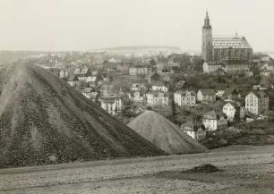 Schneeberg, Erzgebirge, Blick auf die Stadt mit St. Wolfgangskirche : Im Vordergrund neue Halden des Uran-Bergbaus, Blick vom Abhang des Gleesberges