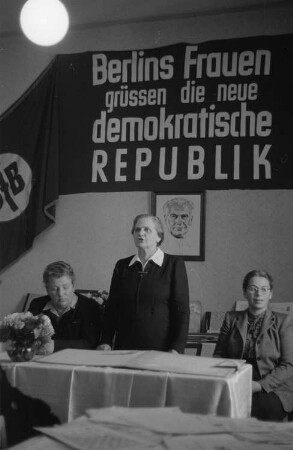 Verabschiedung einer Delegation des Demokratischen Frauenbundes Berlin mit Wilhelmine Schirmer-Pröscher, Elli Schmidt, Roberta Grupa und Eva Schmidt-Kolmer zum Kongress der Internationalen Demokratische Frauenföderation (IDFF) in Moskau : Gruppenporträt mit Elli Schmidt, Roberta Grupa und Eva Schmidt-Kolmer (von links nach rechts)