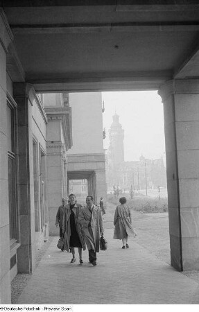 Blick in die Windmühlenstraße mit dem Neuen Rathaus im Hintergrund