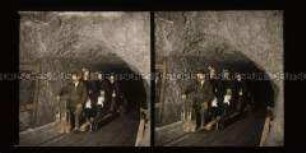Touristen auf der Bergbahn im Salzbergwerk Berchtesgaden