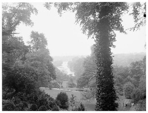 Hampton Court (Londonreise). Blick auf Gartenanlage von Hampton Court oberhalb der Themse