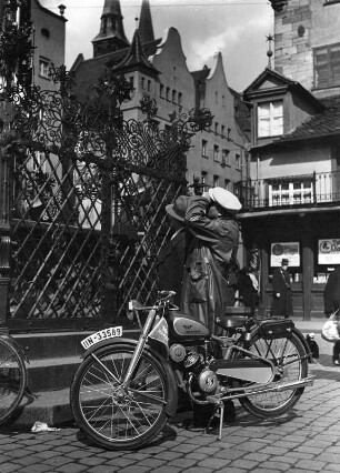 Wanderer-Motorrad vor Schönem Brunnen in Nürnberg