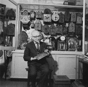 Uhrensammlung Landrock in Zittau. Der Uhrmacher und Sammler Horst Landrock vor einer Vitrine seiner Uhrensammlung