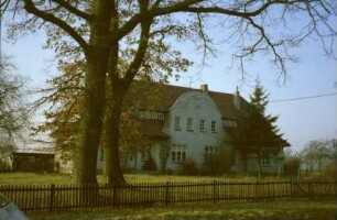 ehemaliges Gut Trenthorst-Wulmenau: Wulmenau 24: traufständiges Doppelwohnhaus: an Straßenfront mittiger Quergiebel mit halbrunder Verblendung, beiderseits zurückgesetzte Eingangstüren, breite Flachgauben