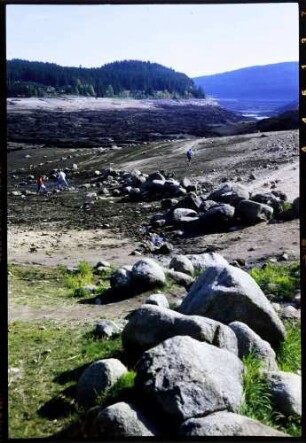 Schluchsee: der leere Schluchsee, Steine, vom Ufer in das Seebecken