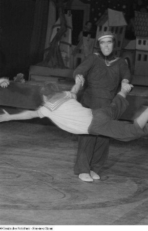 Akrobaten beim Faschingsprogramm "Die Kommödianten kommen" des Circus Aeros