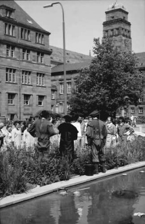 Freiburg: Teich vor der Mensa; Gautschen; Taufe der Druckereigesellen; Buchdruckereimeister