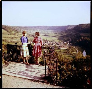 Langenburg: Jagsttal von der Terrasse des Schlosscafés, mit zwei Mädchen blau und rot