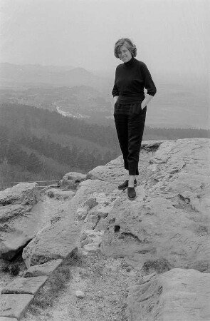 Renate Rössing auf einem Felsen nahe der Burgruine Regenstein bei Blankenburg im Harz