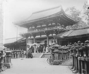 Nara. Touristen vor dem Kasuga-Taisha Schrein mit Heiligen Laternen