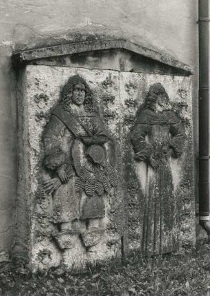 Förstgen. Figurengrabsteine eines Ritters der Familie von Temritz und einer Unbekannten (lebensgroß) an der Dorfkirche