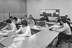 Berufswettkampf ´77 des Deutschen Handels- und Industrieangestelltenverbands DHV für Auszubildende im Wirtschaftsgymnasium Karlsruhe (Friedrich-List-Schule)