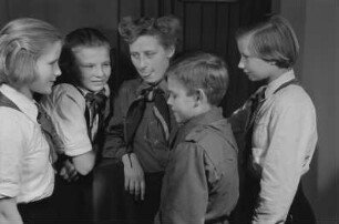 Aufnahme von Schülerinnen und Schülern einer Schule in Berlin-Köpenick in die Pionierorganisation / Verleihung der Thälmann-Pionier Halstücher