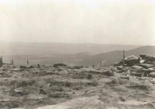 Brocken. Blick nach Südsüdosten. Rechts der Wurmberg (971 m) mit Sprungschanzenturm