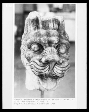 Fragment eines persischen Löwengreifs