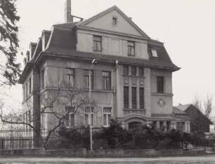 Mylau. Villa (um 1915), Ernst-Thälmann-Straße 66. Straßenansicht mit Einfriedung