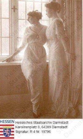 Hasenclever, N. N. / Porträt der jungen Schwestern Hasenclever in Zimmer vor Fenster stehend, Ganzfiguren