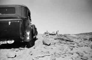 Das Exkursions-Automobil in der Steinwüste bei Gebel es Silsileh (im Hintergrund Richarch Hamann und Begleiter)
