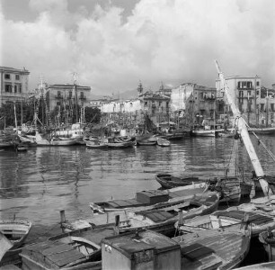 Palermo, La Cala. Blick über den ältesten Teil des Hafens mit Fischerbooten