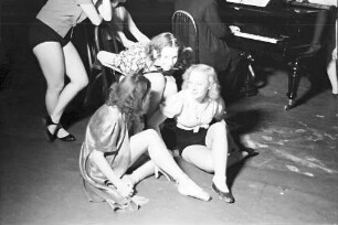 Plaza: Plaza-Girls proben; Gruppe; drei Girls sitzend