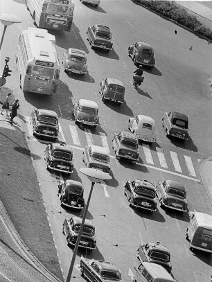 Dichter Straßenverkehr ist ein ständiges Problem jeder Großstadt