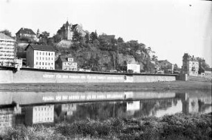 Meißen, Blick über die Elbe auf einen Teil der Stadt mit Losung an der Ufermauer anlässlich der Weltfestspiele der Jugend und Studenten in Ost-Berlin