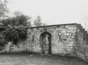 Weibliche Figur (Pomona) : Dinglingerscher Weinberg. Festplatz mit Mauer und weiblicher Nischenfigur (Pomona)