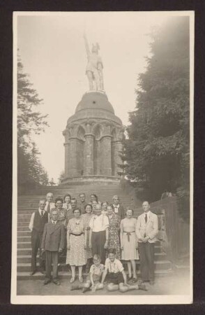 Betreuung von Rüstungsarbeitern und Arbeiterinnen am Hermannsdenkmal. Detmold. Hiddesen. Ansichtskarte. Papierabzug