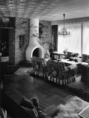 Kempten (Allgäu). Haus Latus. Kaminecke im Wohnzimmer