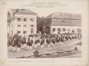 Uniformierte zu Fuß beim Jubiläums-Festzug zum 70. Geburtstag des Großherzogs Friedrich I. von Baden vor dem Karlsruher Schloss