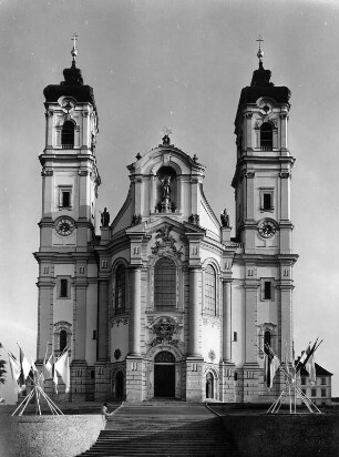 Ottobeuren. Benediktinerabtei Ottobeuren. Klosterkirche Sankt Theodor Sankt Alexander (1737-1756; S. Kraemer, J. Effner, J. M. Fischer). Doppelturmfront