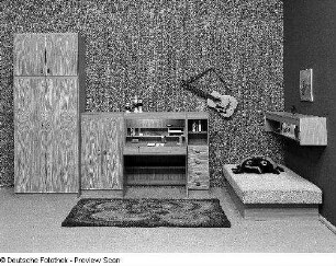 Jugendzimmer : Leipzig. Leipziger Herbstmesse, 1983. Jugendzimmer. Holz, folienbeschichtet in Eschenholzoptik, dunkel (1983; VEB Möbelkombinat Ribnitz-Damgarten)