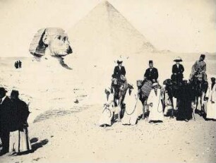 Gizeh, Ägypten. Touristen der Hapag und Einheimische, teils beritten, vor der Sphinx, dahinter Pyramide des Cheops