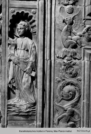 Fassade der Johanneskapelle : Rahmenornamentik mit Propheten, Heiligen und Putten